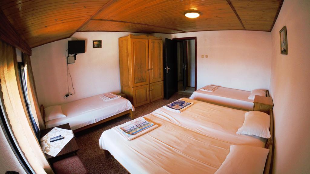 Hotel Atanasovi House à Shkorpilovtsi Extérieur photo