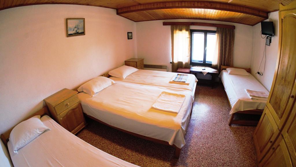 Hotel Atanasovi House à Shkorpilovtsi Extérieur photo